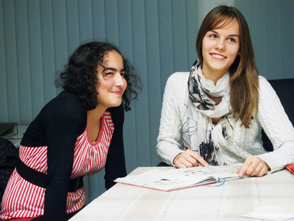 Schülerin gibt einer Mitschülerin Nachhilfeunterricht